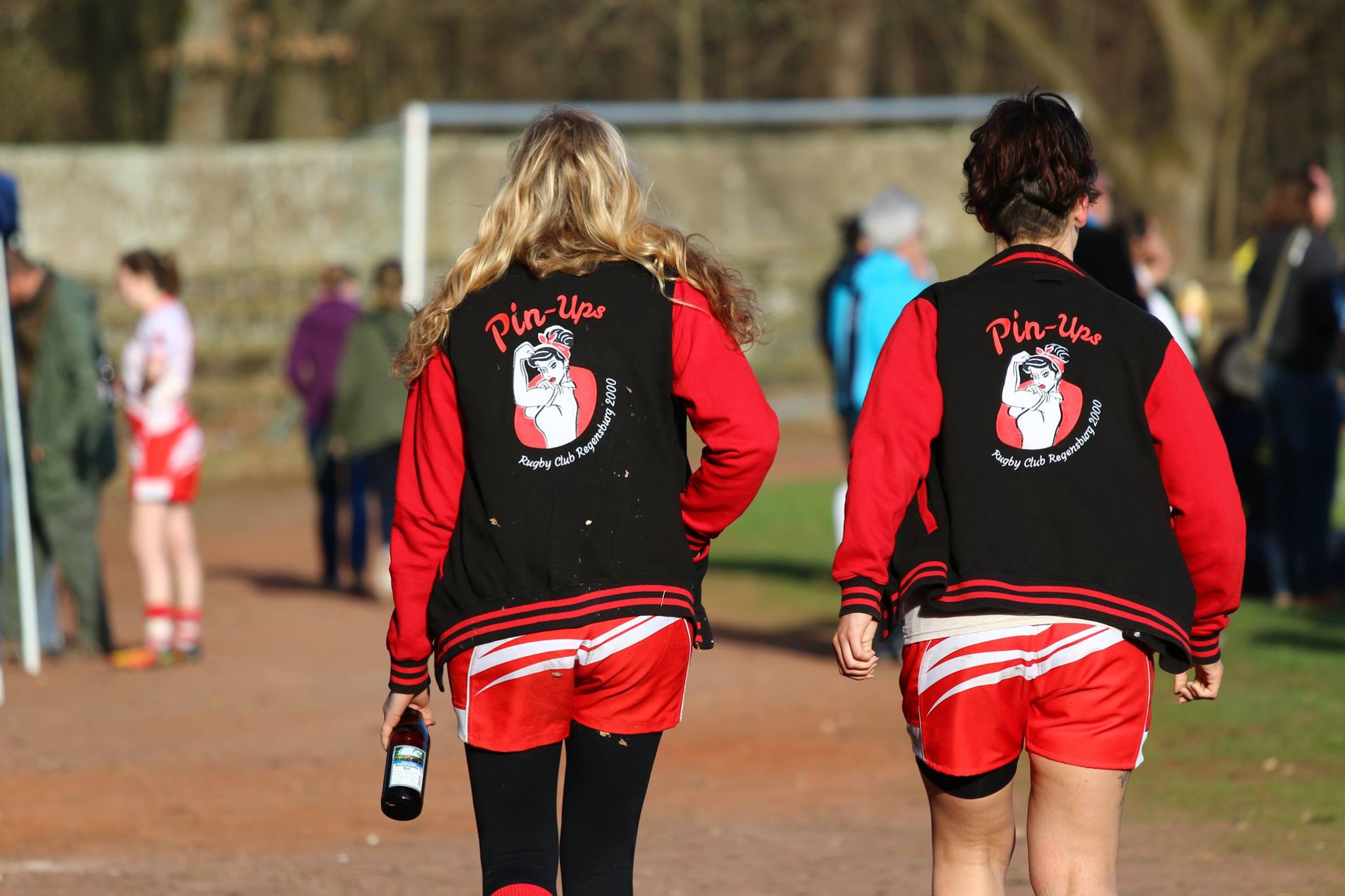 Damen mit Pin-Ups-Jacken, fotografiert von hinten